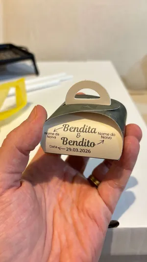 Detalhe da embalagem personalizada com nome dos noivos