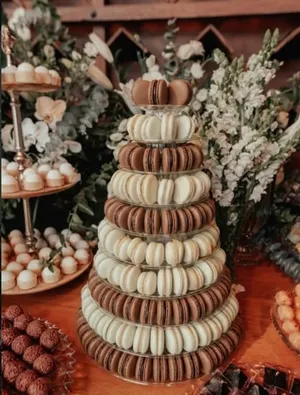 Torre de macarons marrons e creme com flores